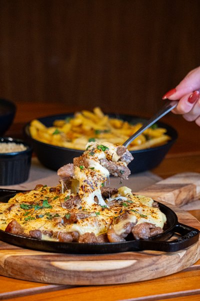 Produção gastronômica da Inovvus com queijo derretido